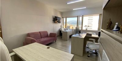 Esta hermosa oficina moderna ubicada en todo el centro de la ciudad con un área de 22M². Cuenta con: luz led, pisos en madera flotante, 1 baño comunal y portería 24h.

Código inmo: 13815 Manizales, Caldas 
