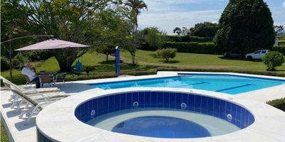 Espectacular casa campestre en excelente zona compraste con un muy clima cálido en el que podrás disfrutar de excelentes momentos. Consta de: ocho (8) alcobas, sala comedor, cocina semi-integral, seis (6) baños, pisos en porcelanato, corredor, kiosco, jacuzzi, dos (2) pesebreras, mesa de pinng pong + casa de casero. 

Código inmo: 13105 Manizales, Caldas
