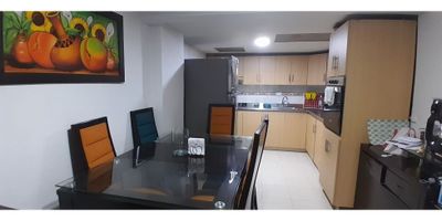 Vive en un sector tranquilo cerca de avenidas principales y cable aéreo. Consta de: tres (3) alcobas, sala comedor, cocina integral, 2 baños, uno de ellos social, pisos en cerámica y zona de ropas.

Código inmo: 13710 Manizales, Caldas 
