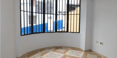 En zona central de la ciudad tenemos disponible en venta este agradable apartamento. Consta de: dos (2) alcobas con closet, sala comedor, cocina integral con torre de almacenamiento, un (1) baño, pisos en cerámica y zona ropas. 

Código inmo: 14208 Manizales, Caldas 
