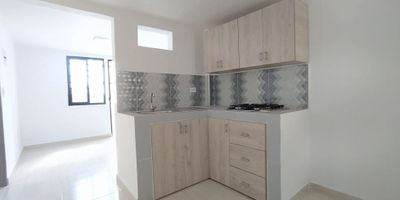 ¿Quieres generar ingresos extras? Está es tu oportunidad. En La Fontana Propiedad Raíz tenemos para ti esta amplia casa con 6 rentas recién remodelada con excelente iluminación y buenos terminados en muy buen barrio comercial de la ciudad.

La distribución es de la siguiente manera:

Primer piso: Un apartamento de 2 alcobas, sala comedor independiente, cocina semintegral, 1 baño con división en vidrio templado, zona de ropas independiente.

• Un apartaestudio de una alcoba independiente con closet, sala comedor, cocina semi-integral, 1 baño con división en vidrio templado, zona de ropas.

Segundo piso: un apartamento de 2 alcobas, sala comedor, cocina semi-integral, 1 baño con división en vidrio templado y zona de ropas.

• Un apartaestudio de una alcoba independiente con closet, sala comedor, cocina semi-integral, 1 baño con división en vidrio templado y zona de ropas.

Tercer piso: un apartamento de 2 alcobas, sala comedor, cocina semi-integral, 1 baño con división en vidrio templado y zona de ropas.

Cuarto piso: un apartamento de 2 alcobas, sala comedor, cocina semi-integral, 1 baño con división en vidrio templado y zona de ropas. 

Renta total: $3.500.000 
Código inmo: 12106 Manizales, Caldas 
