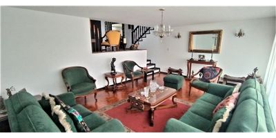 Amplia casa de 4 niveles con amplios espacios, perfecta para una familia numerosa o proyección comercial, ya que se encuentra en zona muy central. Consta de: tres (3) alcobas, una (1) alcoba de servicio con baño, tres (3) baños, sala comedor muy amplia, pisos en cerámica, 2 sótanos (1 de ellos con baño), patio y calentados a gas. 

Código inmo: 12005 Manizales, Caldas 
