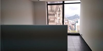 En LA FONTANA Propiedad Raíz tenemos para ti esta agradable oficina con vista hacia la catedral ubicada en todo el centro de la ciudad. Cuenta con: baño privado, pisos en cerámica, luz tradicional y división tipo loft. 

Código inmo: 12176 Manizales, Caldas 
