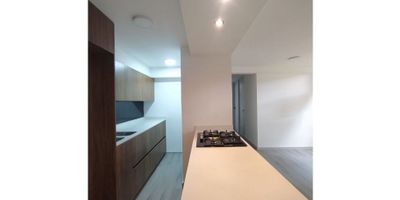 Se el nuevo propietario de este hermoso apartamento con acabados modernos de tres (3) alcobas, sala comedor, cocina integral, dos (2) baños con división en vidrio templado, pisos en madera flotante, zona de ropas +  parqueadero comunal.

Cod inmo: 13842, Manizales – Caldas.
