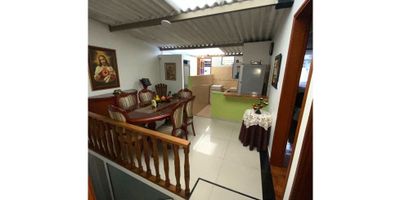 Tenemos disponible para la venta esta amplia y cómoda casa ubicada sobre la Av. Paralela, ideal para un inversionista.

La vivienda principal cuenta con 3 alcobas, sala comedor, cocina sencilla, 1 baño, pisos en cerámica, terraza.


 Renta 1: Vivienda de 3 alcobas, sala comedor, cocina sencilla, 1 baño, pisos en cerámica, terraza.
 Renta 2:  Aparatestudio de 1 alcoba, sala comedor, cocina sencilla, 1 baño, pisos en cerámica.


 Cod inmo: 13529, Manizales - Caldas
