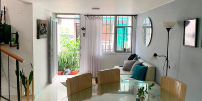 En La Fontana Propiedad Raíz tenemos disponible en venta esta hermosa casa con renta ubicada en excelente barrio residencial de la ciudad. La vivienda principal consta de: tres (3) alcobas, dos (2) closet, sala comedor, cocina semi-integral, un (1) baño, pisos en cerámica y zona de ropas. 

Renta: dos (2) alcobas, un (1) closet, sala comedor, cocina semi-integral, un (1) baño, pisos en cerámica y zona de ropas. 

Código inmo: 14228 Manizales, Caldas
