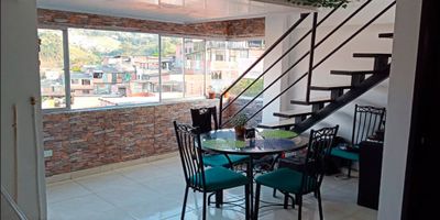 Vive en un sector tranquilo, en un agradable apartamento dúplex con muy buena iluminación natural. Consta de: cuatro (4) alcobas, un (1) closet, sala comedor, cocina semi-integral, un (1) baño, pisos en cerámica y terraza.

Código inmo: 14254 Manizales, Caldas 
