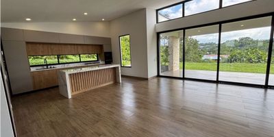 Si está buscando una casa campestre, moderna, nueva, con una linda vista y cerca de la ciudad, está es una gran opción.Casa de 300 metros con amplios espacios, cocina abierta 3 habitaciones con baño, baño social, estudio y estar de TV jacuzzi y jardín.En conjunto cerrado que cuenta con piscina, cancha de fútbol, parque para niños y Kiosko.Si quiere tener más información de esta propiedad, no dude en contactarnos.