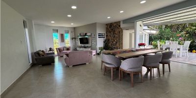  ¡Bienvenidos a esta casa en venta ubicada en la via Armenia, en Pereira. Con un área total de 1770.0 m², un área construida de 320.0 m² y un área privada de 275.0 m², esta casa tiene mucho espacio para que tú y tu familia puedan disfrutar y crear recuerdos inolvidables. Equipada con 4 habitaciones y 4 baños, es el lugar perfecto para aquellos que buscan espacio, comodidad y privacidad en una zona campestre muy cerca de la ciudad.

Esta casa con 3 años de construida cuenta con espacios abiertos, 4 habitaciones cada una con su baño, y oficina independiente. Cuenta con una zona verde y una vista muy agradable y relajante.Esta casa esta ubicada en una zona campestre y a la vez muy cerca a la ciudad, accesos pavimentados. El conjunto cuenta con piscina, cancha de fútbol, kiosco y juegos infantiles.Si le gustaría tener mas información de esta propiedad, no dude en contactarnos