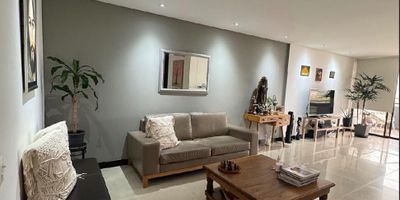 Descubre este amplio apartamento con 3 habitaciones, baño en cada habitación , sala comedor bastante amplias , balcón ,  2 parqueaderos  , con 200 metros cuadrados para disfrutar en familia.buenas zonas sociales  ¡No dejes pasar esta oportunidad! Contáctame para más información. John Jairo Velasquez 3176485538.