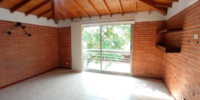 inmueble con amplios espacios e iluminación, alcoba principal con baño y vestier, cuenta con bonita vista y fáciles vias de acceso.