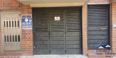 Arriendo de bodega en el barrio Obrero, Envigado, Antioquia. Este espacio de 18 m², ubicado en planta baja, es versátil para almacenamiento o uso de oficinas. Incluye una puerta tipo garaje y se instalará un sanitario. El inmueble cuenta con servicio de vigilancia, lo que aporta un ambiente seguro para sus operaciones. Su ubicación en Envigado ofrece buena conexión a zonas comerciales y vías principales. Para más información o agendar una visita, contáctenos vía WhatsApp, solicite que le contacten o consulte los números de teléfono.