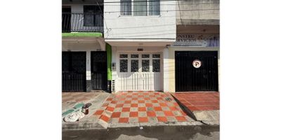 CASA RECIEN REMODELADA DE DOS PISOS:

PRIMER PISO: CONSTA DE UN GARAJE, SALA COMEDOR, COCINA INTEGRAL, ZONA DE LAVANDERIA CON PATIO, UN BAÑO, UNA HABITACION CON VENTILADOR EN EL TECHO.

SEGUNDO PISO: CONSTA DE 3 HABITACIONES, LA HABITACION PRINCIPAL CON BAÑO PRIVADO, SALA CON ACABADOS EN LAMINA MARMOLIZADA EN PVC, VENTILADOR EN EL TECHO, BAÑO SOCIAL, UNA ZONA DE LAVANDERIA CON PATIO, EL TECHO EN CIELO RAZO EN PVC.

ESTA UBICADO EN UN BARRIO COMERCIAL, A UNA CUADRA DE LA AVENIDA PRINCIPAL DE FLANDES, A 3 CUADRAS DEL HOTEL HOTEL TOCAREMA, 4 CUADRAS DEL HOSPITAL SAN RAFAEL, A 8 MINUTOS DEL CENTRO DE GIRARDOT,DIAGONAL A LA ELECTRIFICADORA DE GIRARDOT, A 5 MINUTOS DEL CENTRO COMERCIAL OASIS 
