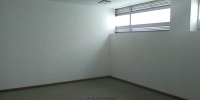 Bodega en arriendo. Ubicada en Barrios Unidos. Dos niveles, área 1.100 M2, amplios espacios, subestación eléctrica, batería de baños en primero y segundo nivel para hombres y mujeres, cafetería con cocineta y baño, dos garajes cubiertos independientes, depósito, pisos en porcelanato y cerámica, central de monitoreo con alarma cámaras de seguridad satelital, PSI 5800 kg x cm, KA 132 proyectado a 260, luz trifásica, transformador propio, opera para empresas que requieren de archivo, call center, oficinas, no tiene cableado estructurado, pero se puede colocar, excelentes vías de acceso, carrera treinta, avenida calle setenta y dos, calle sesenta y ocho, Transmilenio. Agenda ya tu cita. Cod: 390