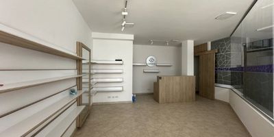 Codigo 26312. Local en arriendo ubicado en Rionegro sector CentroSe arrienda local en el centro de Rionegro, al lado de la terminal de transportes, cerca al parque principal, a cajeros y supermercadosEl inmueble cuenta con:* 1 nivel* 1 baño privado* Persiana enrollable* Vitrina* Persiana enrollable* Vitrina