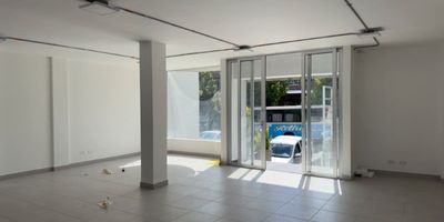 Codigo 26313. Local en arriendo ubicado en Rionegro sector CentroSe arrienda local en el centro de Rionegro, al lado de la terminal de transportes, cerca al parque principal, a cajeros y supermercadosEl inmueble cuenta con:* 1 nivel* 1 baño privado* Persiana enrollable* Vitrina