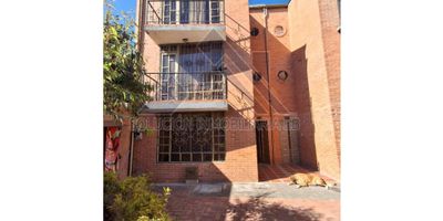 Herm  osa casa en venta, en el conjunto residencial Villa imperial de la prominente ciudad de Funza.


 186m2
 3 Pisos
 4 Habitaciones 
 4 Baños
 cocina integral
 Sala 
 Comedor
 Altillo
 2 balcones
 Parqueadero propio (frente a la casa)
 opcion para mas contrucciones


Esta es una casa con el mayor de los potenciales a un excelente precio. No te pierdas esta oportunidad
