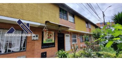 Encantadora casa en venta en una excelente zona  de Mosquera, Cundinamarca. Ubicada en una tranquila y apacible calle residencial, esta propiedad se encuentra en una comunidad cerrada rodeada de hermosas áreas verdes.

Con una generosa área  esta casa ofrece una distribución muy eficiente, maximizando al máximo el espacio disponible. Perfecta para familias o parejas que buscan un hogar acogedor y confortable en una de las mejores ciudades del país.

La casa cuenta con 3 habitaciones espaciosas y 2 baños completos. Todas las habitaciones tienen una excelente iluminación natural y ofrecen un ambiente cálido y acogedor gracias a los acabados de alta calidad.

En su interior, encontrarás todas las comodidades que necesitas para una vida cómoda y funcional. Desde su cocina con sistema de gas domiciliario, hasta su amplio hall de alcobas ideal para relajarse o disfrutar en familia.

En cuanto a sus características externas, esta casa cuenta con acceso pavimentado desde la calle principal, tendrás una llegada rápida y segura a tu hogar. Además, su cercanía a centros comerciales, colegios y universidades, lo convierten en una ubicación privilegiada para disfrutar de todas las comodidades que ofrece la ciudad.

Si eres amante de la naturaleza, esta casa te encantará aún más. Rodeada de jardines y parques cercanos, tendrás la oportunidad de conectarte con la naturaleza y disfrutar de largas caminatas o picnics en familia. Además, su patio privado es perfecto para organizar reuniones al aire libre y disfrutar del clima cálido de la zona.

Si estás preocupado por el transporte, no tienes nada de qué preocuparte. Con una amplia oferta de transporte público cercano, podrás llegar a cualquier parte de la ciudad fácilmente. Y para los amantes del deporte, la casa está ubicada en una zona residencial con acceso a diversas actividades deportivas en sus zonas deportivas y verdes.

No pierdas la oportunidad de adquirir esta maravillosa casa en una de las 