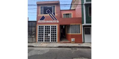 Se vende hermosa casa ubicada en la tranquila y estratégica ciudad de Mosquera, en el departamento de Cundinamarca.


 Con una extensión total de 100 M2
  3 habitaciones, ideales para acomodar a toda la familia.
 2 baños
 Garaje privado perfecto para resguardar su vehículo
 Sala amplia
 Comodo y acogedor comedor
 cocina integral amplia e iluminada
 Patio comodo, amplio e iluminado
 Espacio para estudio
 opcion para ampliar 2 habitaciones mas
 permiso de construccion para un 5to piso


En resumen, esta casa es una excelente oportunidad para aquellos que buscan un hogar cómodo, espacioso y bien ubicado en la ciudad de Mosquera. Con sus numerosas ventajas y beneficios, es una propiedad ideal para establecerse y disfrutar de una vida tranquila y conveniente. ¡No pierdas la oportunidad de adquirirla y hacerla tu nuevo hogar!
