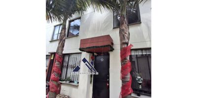 Esta hermosa casa ubicada en Mosquera, Cundinamarca, es una excelente opción para quienes buscan un hogar acogedor en un sector tranquilo y en constante crecimiento.


 Con un área de 96 M2
  Sala-Comedor con grandes ventanales que permiten la entrada de luz natural
 Cocina, de estilo integral con acabados de alta calidad
 3 amplias alcobas con closet
 3 Baños modernos
 Amplio y comodo balcon
 Patio de ropa con domo corrredizo
 Cochera o garaje para un vehículo
 Vigilancia las 24 horas del día
  Zonas verdes
  Parques infantiles
 Canchas deportivas
 Gimnasio


No pierdas la oportunidad de adquirir esta maravillosa casa, con acabados de alta calidad y en una ubicación privilegiada en Mosquera. ¡Contáctanos y con gusto te brindaremos más información sobre esta propiedad!
