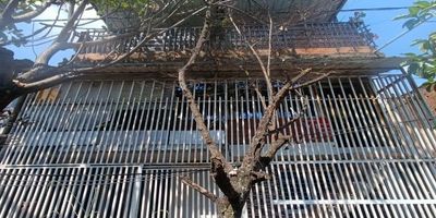 Vendo casa en el Barrio Pizamos 2 sector tercer milenio al oriente de cali
3 pisos independientes ( 1 apartamento y 2 aparta estudio)
Calle peatonal 
Area lote 60 mts area construida: 180 mts 

Consta: primer piso: sala, comedor, cocina, 1 baño, 2 habitaciones y zona de oficio.
Segundo piso: sala, comedor, cocina, 1 baño, 1 habitacion y zona de lavado 
Tercer piso: obra gris.

Valor de venta: 160 millones negociables 

SOLO DE CONTADO/ NO BANCOS/ NO CREDITOS.