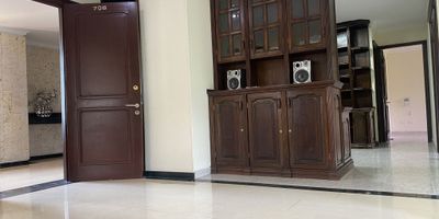 Este amplio apartamento destaca por su excelente ubicación estratégica y su ventilación natural. Al ingresar, encontrará un espacioso lobby que da paso a la sala y al comedor, ambos con balcón, ofreciendo una vista agradable y ventilación en todo momento. La cocina integral es amplia y cuenta con zona de lavandería independiente. Además, dispone de una habitación con baño privado para el servicio doméstico.
El apartamento tiene tres habitaciones, siendo la principal un verdadero refugio con baño privado, jacuzzi, vestier y balcón. Las otras dos habitaciones comparten un baño completo. El estudio, que incluye un mueble en cedro, es ideal para trabajar o leer en un ambiente tranquilo.
Incluye también parqueadero y depósito, ofreciendo mayor comodidad y espacio de almacenamiento.
El conjunto cuenta con excelentes amenidades como piscina, salón social, y hermosos jardines. Además, tiene portería 24/7, lo que garantiza un entorno seguro y confiable.