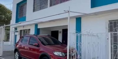  

 

VENTA DE CASA  EN CARTAGENA  EN ZONA INDUSTRIAL  UBICACACION ESTRATEGICA

Esta espectacular casa en venta en el barrio el BOSQUE es una oportunidad unica para tu vivienda o patra establecer tu negocio, en una ubicacion estrategica! con un area de terreno de 364 metros cuadrados , esta propiedad ofrece una serie de beneficios excepcionales para su uso comercial; es una casa de dos, pisos, distribuida en  tres apartamentos independientes, que constan de doce habitaciones, ocho baños, cuatro cocinas, cuatro salas, cuatro patios, cuatro entradas independientes, dos terrazas, un parqueadero 
CASA PRINCIPAL
4 habitaciones 
2 closets 
3 baños 
Cocina amplia 
Patio amplio 
Sala comedor amplia

APTO PISO 1
Sala comedor amplia 
2 habitaciones 
Cocina amplia 
1 baño 
Cuarto de labores 
Patio amplio 
APTO PISO 2
3 habitaciones 
2 closets 
2 baños
Sala comedor amplia 
Cocina 
Patio 
Tanque elevado

CONTACTANOS!!