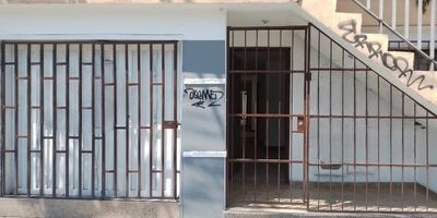 ¡Encuentra tu sitio ideal en Campo Amor, Medellín! Te presentamos esta hermosa casa de 189m2, Sus amplios y luminosos espacios te harán sentir la calma. la propiedad cuenta con 5 amplias alcobas, 1 estudio, podrás alojar cómodamente a toda tu familia. 2 baños, 5 closet te darán la comodidad que necesitas. su cocina es sencilla la cual puedes adecuar a tu gusto y necesidad y la acogedora sala son el marco perfecto para compartir momentos especiales. La propiedad tiene garaje o local ya que el espacio tiene 15 mts con una altura de 3 mts, Esta es tu oportunidad para vivir en una zona privilegiada de la ciudad, cerca de todo lo que necesitas. Un espacio diseñado para crear recuerdos en familia. No dejes pasar esta joya, contáctanos hoy mismo para agendar una visita.