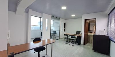 Excelente OFICINA/CONSULTORIO, ubicado en 7mo piso con ascensor, frente a Unicentro, vista al occidente de la ciudad, cuenta con un baño privado, buena iluminación y ventilación. El valor del canon incluye consumo de agua y luz, parqueadero en sotano disponible por valor adicional. Edificio cuenta con recepción, vigilancia 24/7, sala de espera en cada piso y baños comunales cada 2 pisos. Vías de acceso, cra 15, Av calle 127, Av cra 19, Av calle 116. Cercanía a Centro comercial Unicentro, supermercados, bancos, transporte publico.