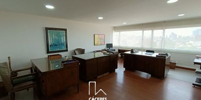 Oficina en venta, ubicada en Quinta Camacho, Chapinero. Décimo piso con iluminación natural, dividida en 3 ambientes, cuenta con un baño privado, una terraza de 29 M2. Garaje cubierto independiente y depósito. El edificio cuenta con vigilancia privada 24/7, alarma, doble ascensor, CCTV, planta eléctrica, Además de tener oficinas administrativas y de negocios y puertas sistematizadas para parqueaderos. En sector comercial y residencial, sobre vía secundaria, cerca de restaurantes, universidades, bancos y transporte público. Cómodas vías de acceso como Carrera 11, Av. Caracas y Calle 72. Cod: 400