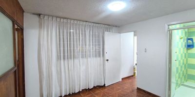 ¡Atos Inmobiliaria te invita a descubrir este encantador apartamento en el corazón de la ciudad! Idealmente ubicado, este luminoso espacio cuenta con dos acogedoras habitaciones, sala-comedor perfecta para recibir visitas, una cocina funcional y un elegante baño. Además, disfruta de acceso a un patio de ropas ¡Y para mayor comodidad, también se arrienda amoblado! Vive en el centro de todo, con el confort y estilo que mereces. No dudes en contactarnos.