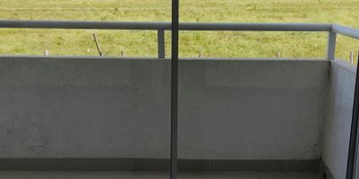 Vendo hermoso apartamento para Estrenar. un clima cálido y estable, un costo de vida más bajo que otras ciudades principales, y buenas oportunidades educativas con universidades como la UNAL y la Univalle. Además, la ciudad de Palmira cuenta con una economía diversificada en agricultura e industria, ofrece incentivos para la inversión inmobiliaria y acceso a subsidios de vivienda, y proporciona un ambiente tranquilo con espacios naturales y zonas verdes. 
 Apartamento en Segundo piso.  
Conjunto cerrado con Ascensor , 
Alcoba Principal con Baño y vestier
Alcoba Auxiliar 
Sala Comedor 
Baño social 
Cocina 
Espacio de ropas
Estudio
Sala de Tv con opción de convertirse en una tercera habitación 
Balcón
Parqueadero Privado (1)
Piscina y Sauna rodeado de Naturaleza
Seguridad 24 horas
Excelente barrio, cerca a Univalle, Clínica Palmareal, colegios  restaurantes y almacenes de cadena