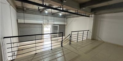 Increíble oportunidad de alquilar un local en uno de los municipios más prósperos de Antioquia: La Ceja. Su excelente ubicación lo hace perfecto para todo tipo de negocio ya que se encuentra en una zona estratégica y de gran afluencia de personas.

Este local cuenta con una amplia área de terreno y construcción de 76.95 M2, lo que te brinda suficiente espacio para llevar a cabo tus actividades de manera cómoda.

El local está equipado con 1 baño para tu comodidad y la de tus clientes, sin necesidad de salir del establecimiento. También cuenta con un garaje y cuarto util.

 

Contáctame para más información y aprovecha todas las ventajas que esta propiedad te ofrece. 

 
