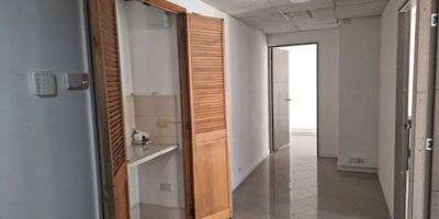 Excelente oficina ubicada el sector de manila, cuenta con un espacio muy amplio, con baño y cocineta, cuenta con vigilancia las 24 horas, parqueadero cubierto y cuarto útil. 