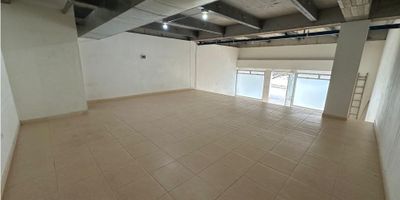 Este local para alquiler se encuentra en una excelente ubicación en La Ceja, uno de los municipios más prósperos y acogedores del departamento de Antioquia. Su área total de 83.77 M2.

El local cuenta con un baño completo, lo que lo hace adecuado para cualquier giro de negocio que requiera este tipo de comodidades. 

En cuanto a su ubicación, este local tiene acceso pavimentado, lo que facilita el flujo de clientes y proveedores hacia y desde el lugar. Esto es una ventaja competitiva importante para cualquier negocio que busque maximizar su exposición y su alcance en esta próspera ciudad.

Aprovecha la oportunidad de alquilar este local en La Ceja, un espacio versátil y bien equipado que te ayudará a hacer crecer tu negocio en uno de los mejores municipios de Antioquia.

 

Contáctame para más información y aprovecha todas las ventajas que esta propiedad te ofrece.
