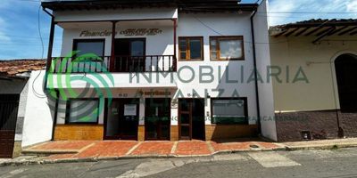 Local Comercial en Venta en El Socorro, Santander. ubicación Estratégica, a pocos metros del parque principal de El Socorro, rodeado de negocios importantes como bancos Davivienda, Financiera Comultrasan y oficinas de abogados. Características del Local, dos locales en uno, area construida de 43,11 con una sala amplia que puedes distribuir según tus necesidades, uso exclusivo de un baño y acceso a una zona libre de uso común. Beneficios, excelente ubicación en una cuadra con alto tráfico peatonal y vehicular, espacio versátil que se adapta a cualquier tipo de negocio, y zona rodeada de negocios establecidos, lo que garantiza un flujo constante de clientes potenciales. No dejes pasar esta oportunidad de establecer tu negocio en una de las mejores ubicaciones de El Socorro. Contáctanos hoy mismo para más información y para agendar una visita.