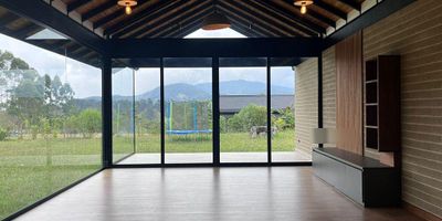 Casa en arriendo en unidad cerrada con facil acceso desde la principal, sector tranquilo, zona campestre de poco flujo vehicular y servicio complementarios.  Piso en madera laminada, sala comedor, estudio, biblioteca, 3 alcobas con baño en la principal, tina, cocina integral abierta tipo americano, terraza, jardin y parqueaderos 2 cubiertos. Conjunto cerrado, gym, pesebrera, zona comercial, club house, salon social, cancha de squash, cancha de tenis, zonas verdes, vigilancia 24 horas,  citofonia y circuito cerrado de tv. Inmuebles sujetos a verificación de disponibilidad.
