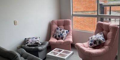 Vendo apartamento en unidad cerrada  en barrio Municipal piso 5 sin elevador ..50 mts  con muy linda vista ,cuenta con 2 habitaciones y estudio o tambien 3 habitaciones   ,sala  comedor y cocina con zona de oficios y  dos baños , las habitaciones tiene closet,venta amplia ,tiene muy buena entrada de aire y luz. pisos en buen estado ,techos en perfecto estado no da sol de la tarde .escalas comodas ,la unidad cuenta con piscinas de nuños y adultos ,con caseta para eventos y parqueadero comunitario .,parque para niños y seguridad 24 horas .