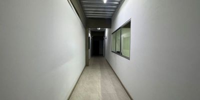 Se arrienda  local comercial en Medellin, de 230 m², que incluye una cocineta  sencilla, una sala de espera y 4 espacios. Está diseñada para ser dividida en cuatro locales comerciales independientes, si se desea. Cuenta con 4 baños, 4 parqueaderos para automóviles y 8 para motocicletas. Además, dispone de 4 equipos de aire acondicionado en perfecto estado.  Es un espacio amplio y funcional, ideal para negocios o actividades comerciales.