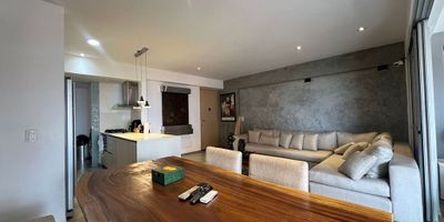 Apartamento en venta en unidad cerrada ambiente campestre, tranquilo, de poco flujo vehicular y tránsito de solo residentes. Piso en ceramica y madera, sala comedor, 2 alcobas con baño en la principal, cocina integral abierta tipo americano, balcon y parqueaderos lineales cubiertos . Conjunto cerrado con ascensor, piscina, gym, salon social, parque infantil, placa polideportiva, vigilancia 24 horas y circuito cerrado de tv. Inmuebles sujetos a verificación de disponibilidad.
