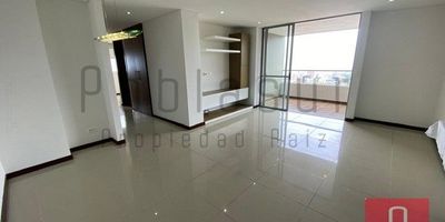 2 habitaciones, 2 closet, 2 Vestier, 2 baños, cocina integral, sala comedor, balcón, estar cerrado, calentador, zona de ropas, baño social, red de gas, piso en porcelanato y madera laminada, 2 parqueaderos paralelos, 2 cuarto útil, piso 16, área 100 m2, estrato 5, aproximadamente 8 años de construido.

La unidad cuenta con portería 24 horas, ascensor, piscina, gimnasio, turco, salón social, parque infantil, cancha, zonas verdes, parqueaderos visitantes.