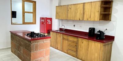Casa en venta en El Carmen de Viboral con excelente ubicación. Cuenta con 91,7 m², distribuidos en 2 amplias alcobas, 2 baños, sala-comedor, cocina, y un garaje privado. Ideal para quienes buscan comodidad y tranquilidad en una de las mejores zonas del municipio. ¡Contáctanos para más información!