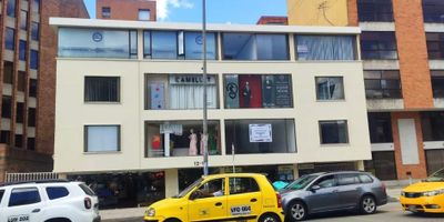 Excelente  oficina ubicada sobre la Avenida Calle 85, junto al hotel Andino Royal y cerca de los centros comerciales: Andino, el Retiro y Atlantis y el centro empresarial del Andino. Consta de: área de trabajo, baño privado; pisos en madera laminada y ventanal con iluminación natural. El edificio cuenta con  ascensor, escaleras, parqueadero bicicletas y motos.