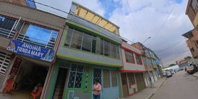 Bienvenidos a esta espectacular casa de tres pisos, ubicada en el tranquilo barrio de Bosa Primavera, Bogotá. Esta propiedad, de aproximadamente 180 metros cuadrados, ofrece comodidad, independencia y espacios compartidos que se adaptan a sus necesidades.

*Primer Piso:*
En el primer piso, encontrará un apartamento con 3 habitaciones acogedoras, un baño completo y acogedor patio interior.

*Segundo Piso:*
El segundo piso cuenta con un apartamento que incluye 3 habitaciones, 1 baño completo, una sala-comedor espaciosa y una cocina totalmente equipada. Perfecto para vivir con la familia y amigos.

*Tercer Piso:*
Subiendo al tercer piso, descubrirá otro apartamento con 2 habitaciones, 1 baño completo, una sala-comedor cómoda y funcional, y acceso a una terraza compartida, ideal para disfrutar de las vistas y momentos de relajación.

*Servicios:*
Cada apartamento dispone de servicios de gas y luz independientes, mientras que el suministro de agua es compartido, ofreciendo una mezcla de independencia y conveniencia.

No pierda la oportunidad de adquirir esta maravillosa propiedad, ideal tanto para familias grandes como para inversionistas. ¡Contáctenos hoy mismo para más información y para programar una visita!