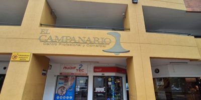 Si buscas un espacio estratégico para tu negocio en una de las zonas más comerciales de Cali, este local en alquiler en el barrio Centenario, dentro del Centro Empresarial y Comercial Campanario, es una excelente oportunidad.
Ubicado en primer piso, este inmueble cuenta con un salón funcional, perfecto para adaptarse a diversas actividades comerciales, además de un baño.
Este local es perfecto para droguerías, boutiques, corresponsales bancarios, heladerías o restaurantes, gracias a su excelente distribución y fácil acceso.
Además, el sector ofrece un ambiente dinámico, con una infraestructura diseñada para potenciar el éxito de los negocios.
Ubicación privilegiada: es un sector de alto flujo comercial y empresarial, rodeado de oficinas, bancos, restaurantes y locales comerciales reconocidos. Su estratégica ubicación garantiza gran visibilidad y tráfico constante de clientes potenciales.
¡No dejes pasar esta gran oportunidad! Contáctanos para más información y agenda tu visita.