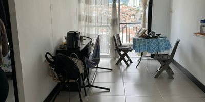 Apartamento en Venta en unidad cerrada ubicada en La Circunvalar  cerca avenida principal, supermercados de cadena, parque principal, centros comerciales, universidades, rutas de transporte publico y servicios complementarios de la zona. Cuenta con salacomedor, pisos en ceramica, Una alcoba y Dos baños, estufa y calentador a gas, cocina integral, zona de ropas y balcón. La unidad cuenta con piscina,  salón comunal, saunaturco, parques infantiles, zonas verdes, y un parqueadero cubierto. Además con circuito cerrado de tv y vigilancia las 24 horas.  Inmuebles sujetos a verificación de disponibilidad.