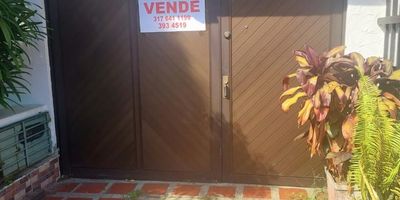 VENTA DE APARTAMENTO EN EL BARRIO LA FLORA, SEGUNDO PISO  EN PROPIEDAD HORIZONTAL , ENTRADA INDEPENDIENTE, TIENE 3 HABITACIONES, TRES BAÑOS, ZONA DE OFICIOS, SALA COMEDOR, Y COCINA INTEGRAL, CUENTA CON AMPLIO PARQUEADERO. CERCA A AL CENTRO COMERCIAL CHIPICHAPE.