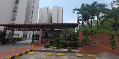 ALQUILO EXCELENTE APARTAMENTO AL SUR DE CALI EN VALLE DEL LILI. Ap 702 To H C.R. Torres de Sotavento. COD 1771. Vive con estilo y comodidad en Valle del Lili. Este hermoso apartamento en alquiler te ofrece la combinación perfecta de ubicación, confort y seguridad. Imagina disfrutar de tus mañanas en el balcón, relajarte en la piscina, hacer ejercicio en el gimnasio y ver a tus hijos jugar en el parque infantil, todo sin salir de casa. Además, contarás con 2 alcobas con closet, alcoba principal con baño privado, estudio, baño social, cocina integral a gas, zona de oficios con calentador a gas, ascensor, salón social, parqueadero cubierto, zonas verdes, portería y vigilancia 24 horas para tu tranquilidad. No dejes pasar esta oportunidad El alquiler es con administración incluida.
