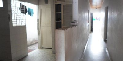 La propiedad tiene una casa en la parte de adelante con 3 alc, 2 baños, area de 180, 1 apto en la parte de atrás con 1 alc y 1 baño, y otro apto en un 2do piso con 2 alc, y 1 baño

1017725
