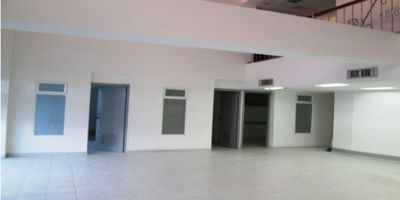 Se Arrienda Local Comercial Plaza Colon Bosque trasversal 54 Local.2.3 y4 Area total de 200 

 consta de un salón, pricipal,cuarto de servicio sanitario, planta mezanine, 2 baños, área de cocina y escalera interna destinado para actividades comerciales, salon de juntas, 4 parqueaderos, oficinas en el mesanine, Transporte Publico Cercano. sobre la avenida.

El valor es $12.000.000  , mas iva 

CODIGO WASI 2743329

 

 
